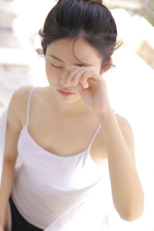 给大家介绍!美女把腿扒开让男人桶爽